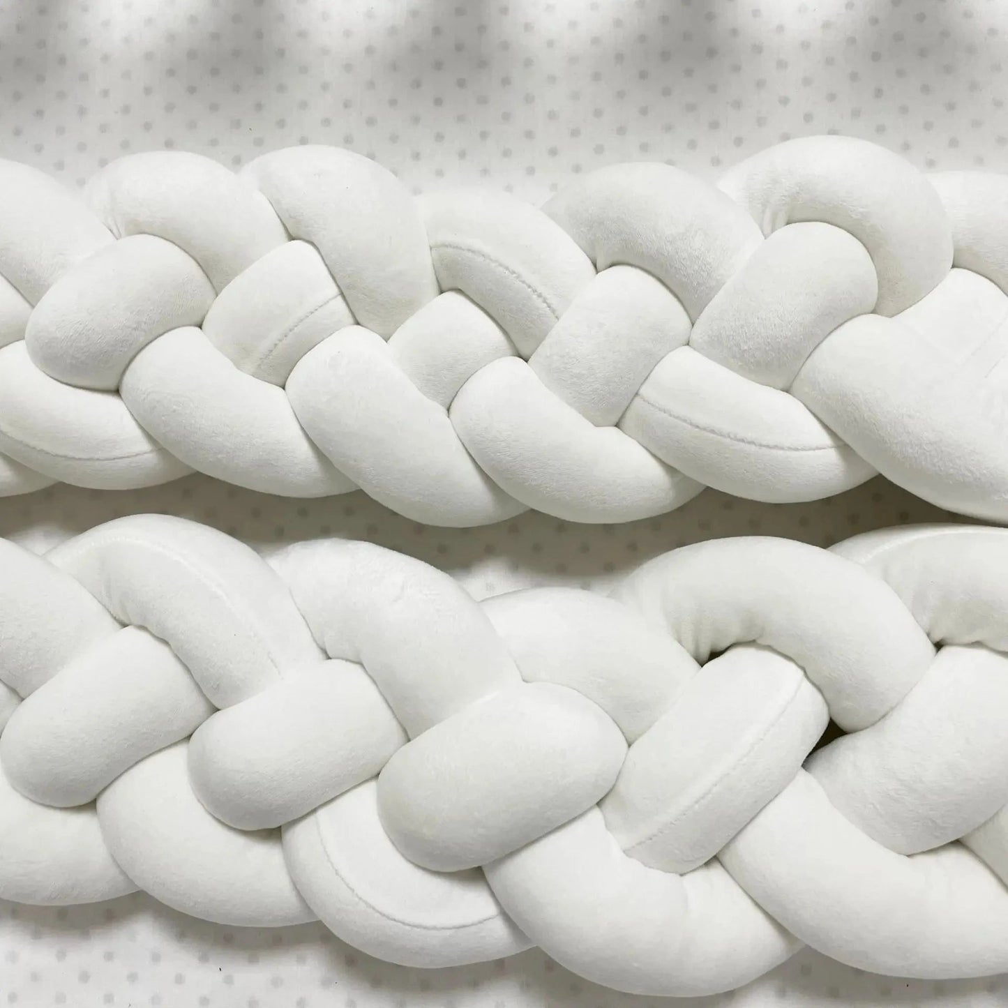 Tresse de lit bébé - BebeSerenite - simple - blanc - sur lit