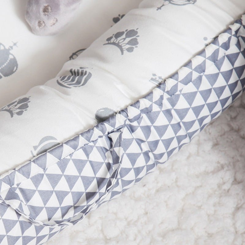 Reducteur de lit | LitDeVoyageBébé™ - Triangle Gris et Couronnes - BebeSerenite