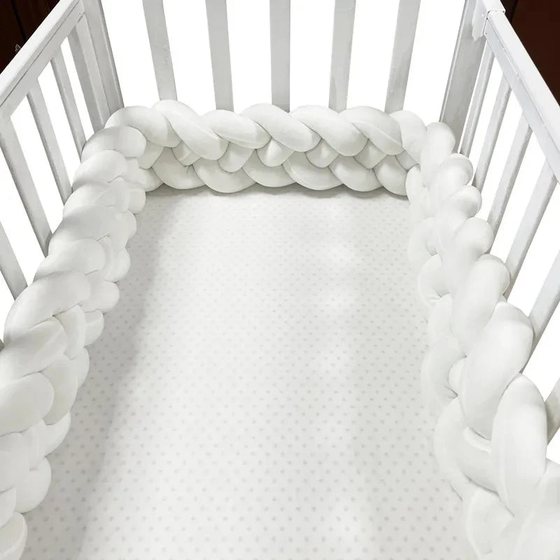 Tresse de lit bébé - BebeSerenite - blanc - tour de lit - simple - moelleux - dans un lit pour bebe