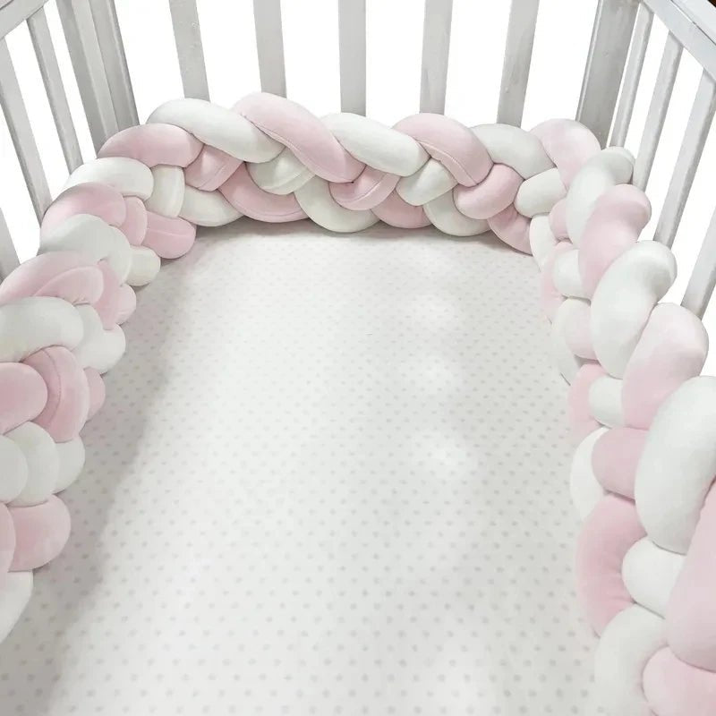 Tresse de lit bébé - BebeSerenite - blanc -rose - tour de lit - simple -dans une chambre