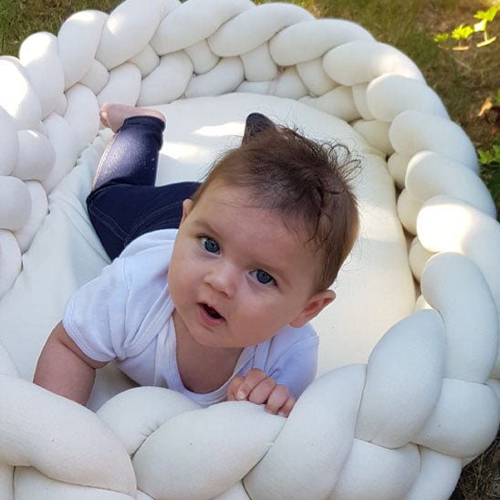 Tresse de lit bébé - BebeSerenite - blanc - simple - sur le gazon - bebe - enfant