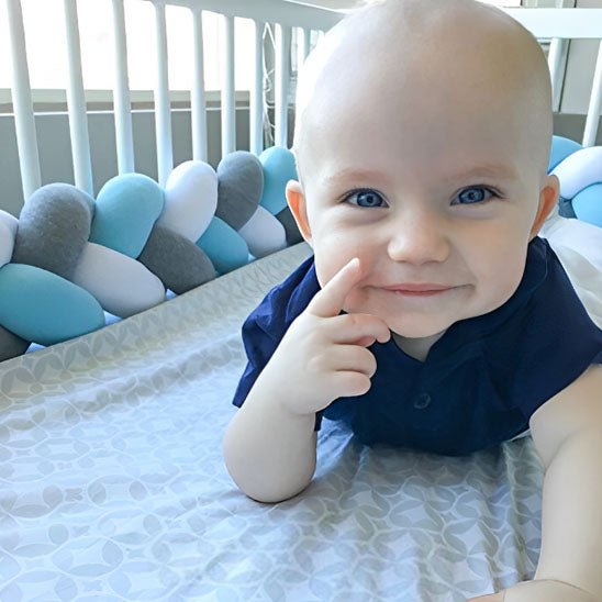 Tresse de lit bébé | TroisBrinsDoux- Bleu-Gris-Blanc - famille - enfant heureux - bebe dans son lit