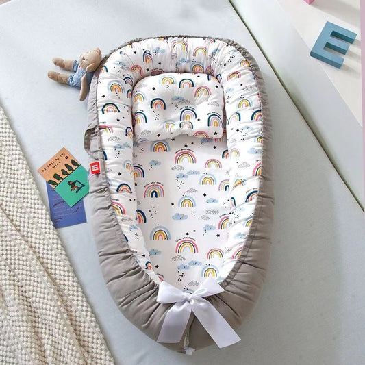 Reducteur de lit | LitDeVoyageBébé™ - Gris et Arc - En - Ciel - BebeSerenite
