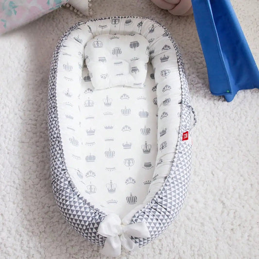 Reducteur de lit | LitDeVoyageBébé™ - Gris et Couronnes - BebeSerenite
