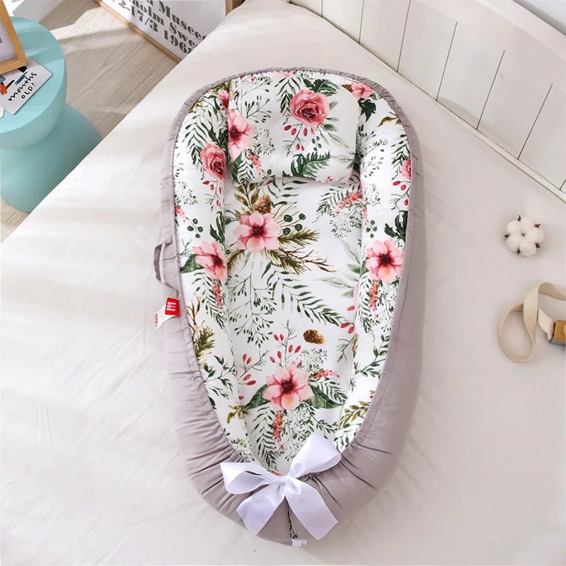 Reducteur de lit | LitDeVoyageBébé™ - Gris et Fleurs - BebeSerenite