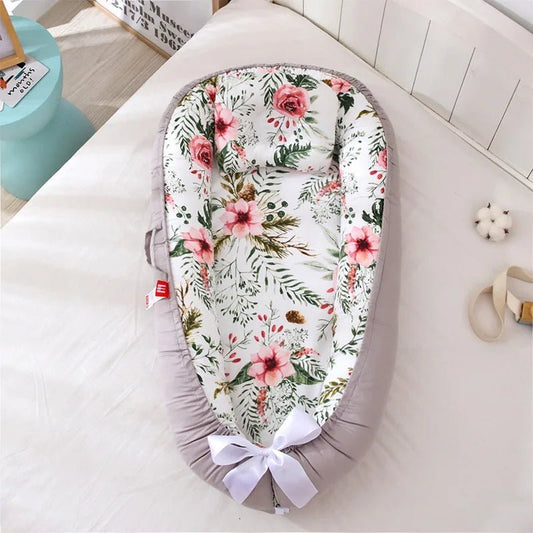 Reducteur de lit | LitDeVoyageBébé™ - Gris et Fleurs - BebeSerenite