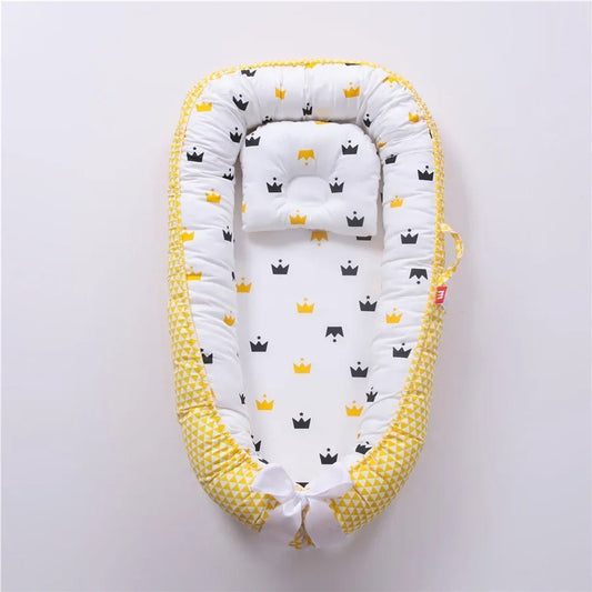Reducteur de lit | LitDeVoyageBébé™ - Jaune et Couronnes - BebeSerenite