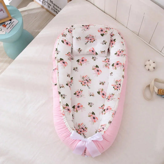 Reducteur de lit | LitDeVoyageBébé™ - Rose et Fleurs - BebeSerenite