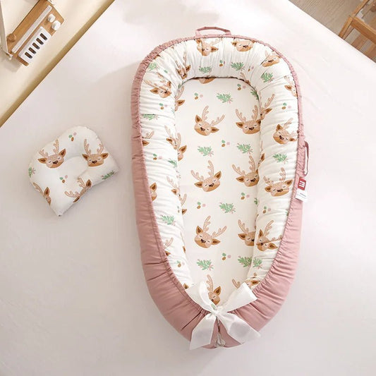 Reducteur de lit | LitDeVoyageBébé™ - Rose et Rennes de Noël - BebeSerenite