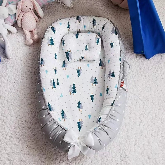 Reducteur de lit | LitDeVoyageBébé™ - Sapins de Noël - BebeSerenite