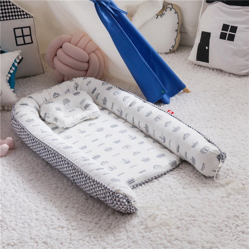 Reducteur de lit | LitDeVoyageBébé™ - Triangle Gris et Couronnes - BebeSerenite