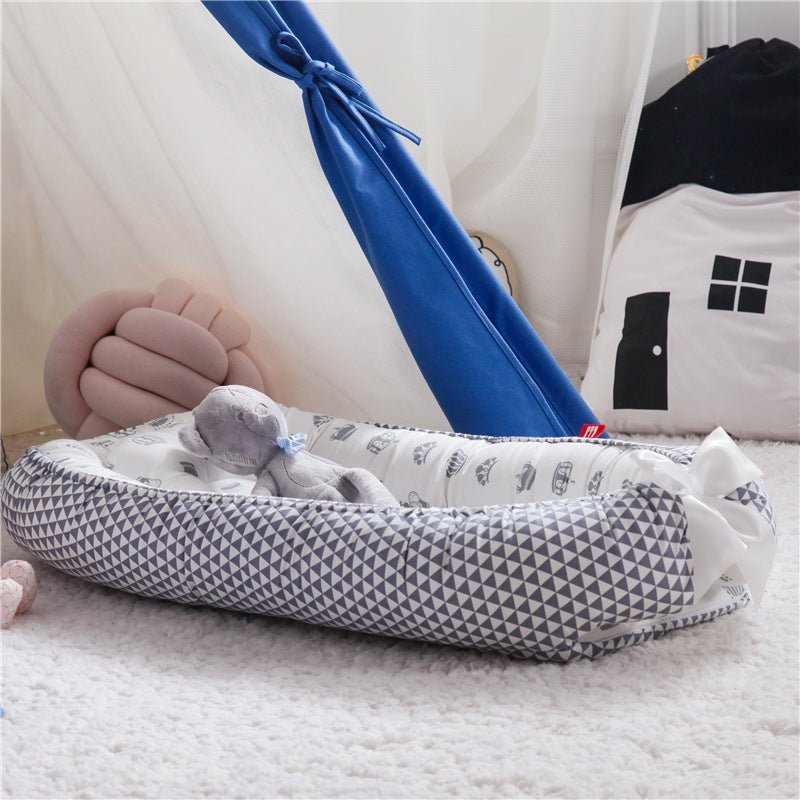 Reducteur de lit | LitDeVoyageBébé™ - Triangle Gris et Couronnes - BebeSerenite