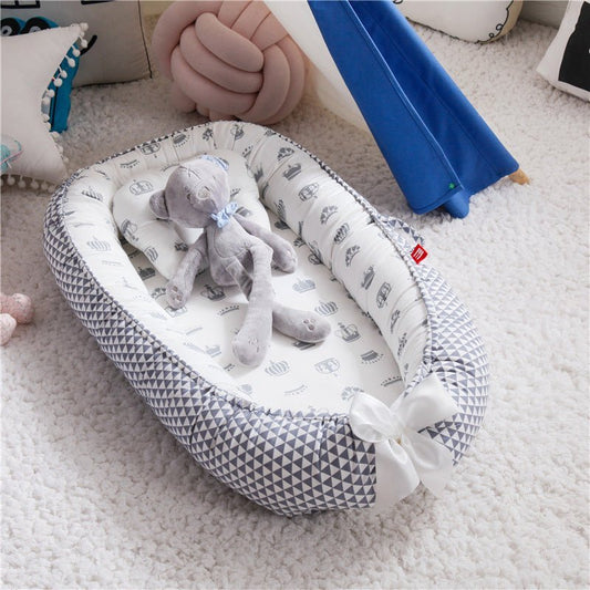 Reducteur de lit | LitDeVoyageBébé™ - Triangle Gris et Couronnes - BebeSerenite