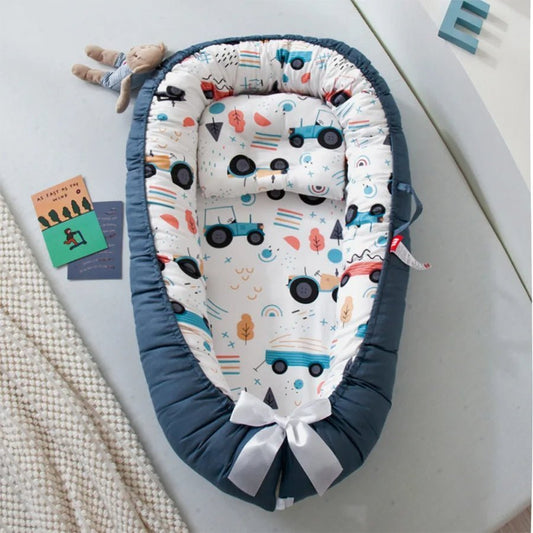 Reducteur de lit | LitDeVoyageBébé™ - Voitures Bleues - BebeSerenite